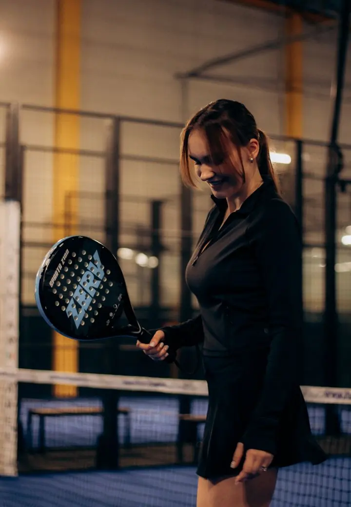 Spielerin mit Padelschläger auf dem Court