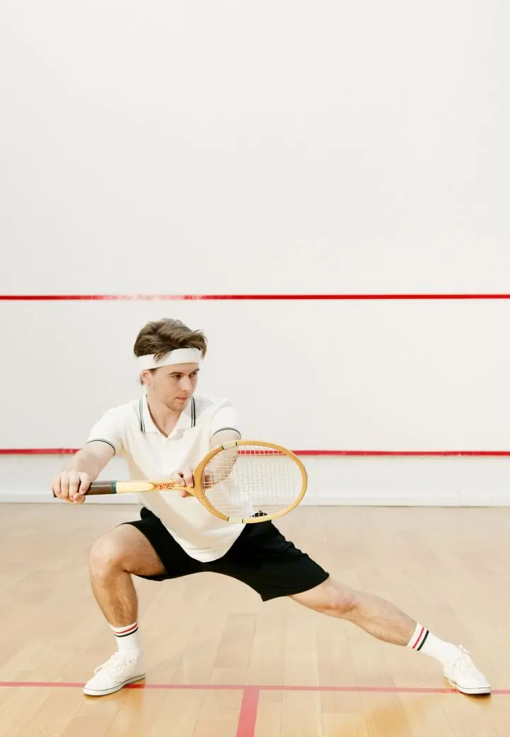 Squashspieler im Ausfallschritt